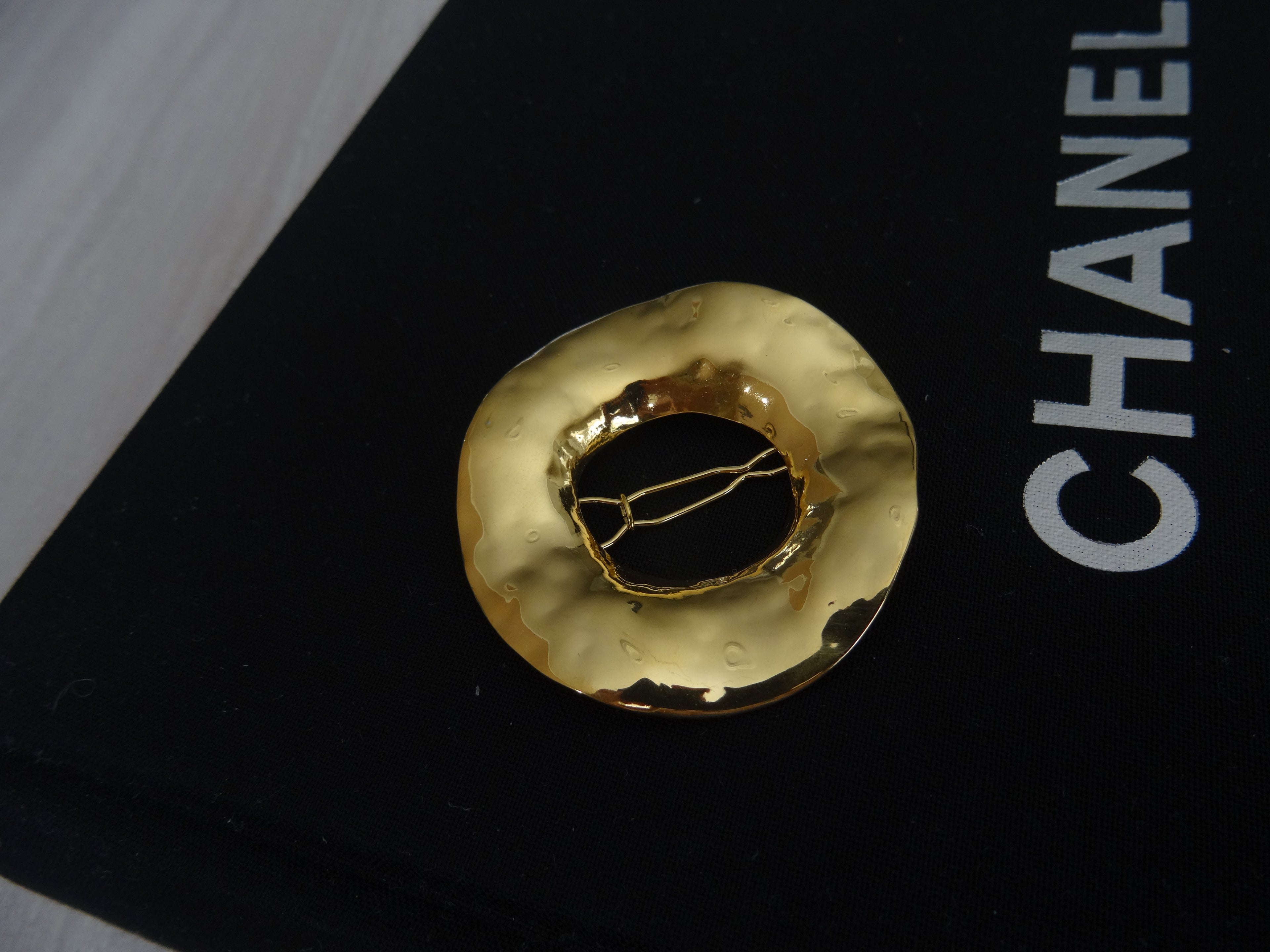 Statement kledingclip met Organische Textuur