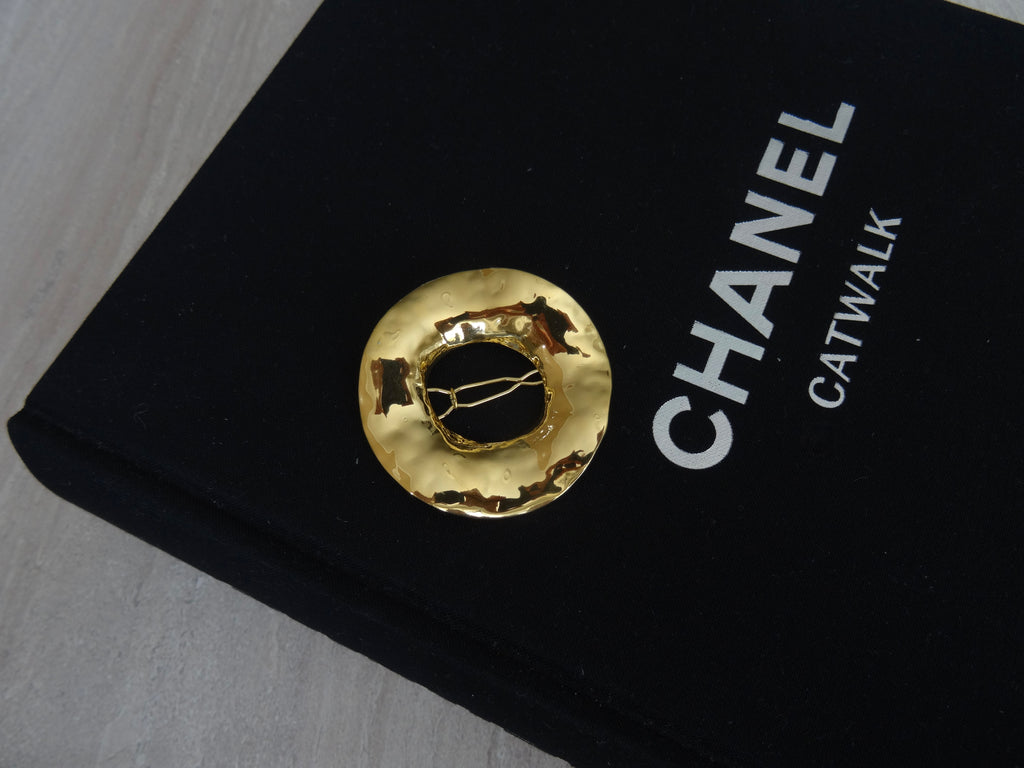 Statement kledingclip met Organische Textuur