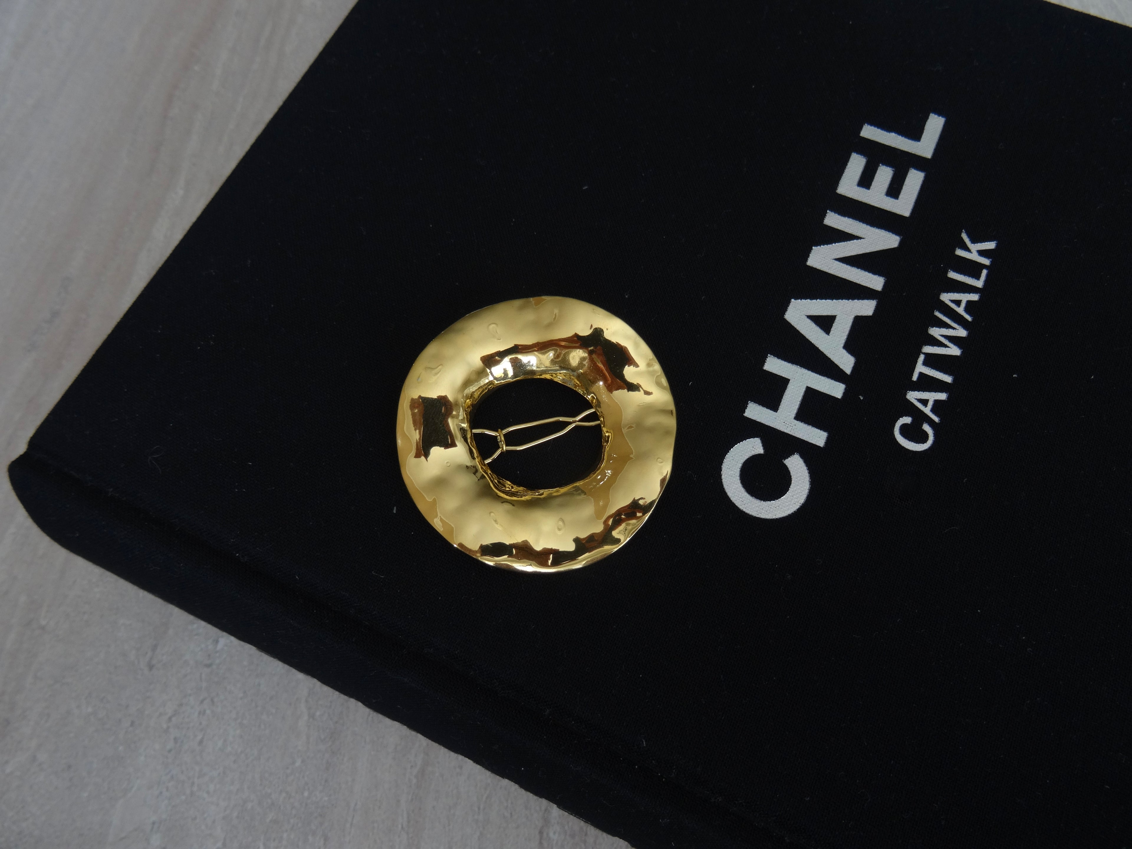 Statement kledingclip met Organische Textuur